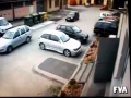 Divertente donna al volante che tenta di parcheggiare